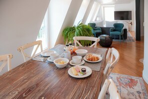 Appartamento Deluxe, 1 letto king con divano letto, vista città | Area soggiorno | Smart TV, film pay-per-view