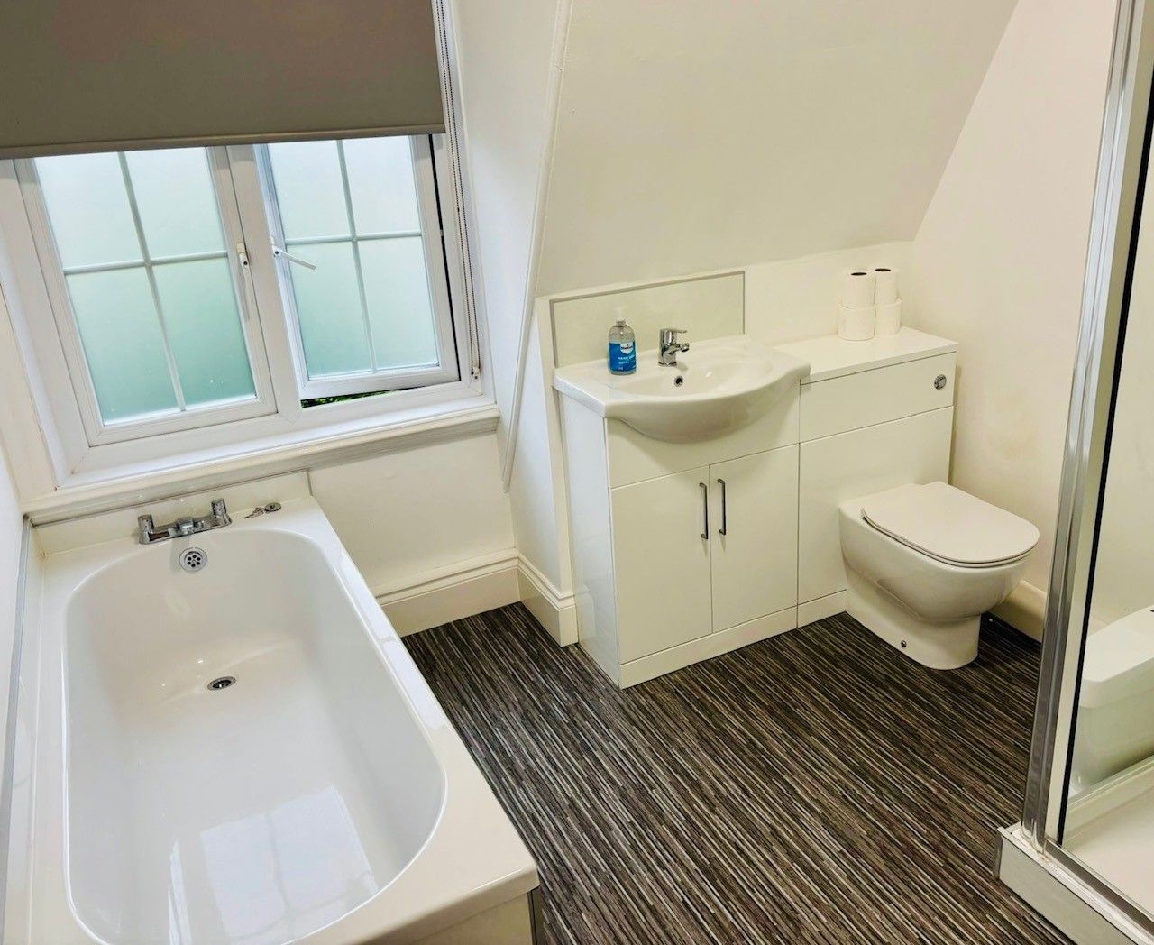 Un bagno con vasca, WC e lavabo.