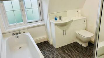 Un bagno con vasca, WC e lavabo.