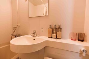 Habitación tradicional | Baño | Tina con regadera, tina profunda, regadera tipo lluvia 