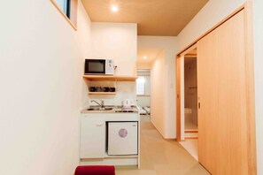 Habitación cuádruple tradicional | Cocina privada | Refrigerador, microondas y utensilios de cocina 