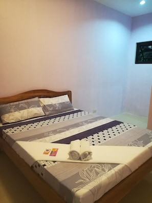Desk, soundproofing, bed sheets - Princesa Rose Guesthouse (Puerto Princesa)