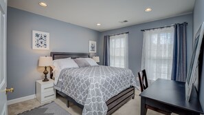 4 dormitorios, caja fuerte, escritorio y tabla de planchar con plancha