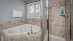 Ensemble baignoire-douche, baignoire à remous, séchoir à cheveux, bidet