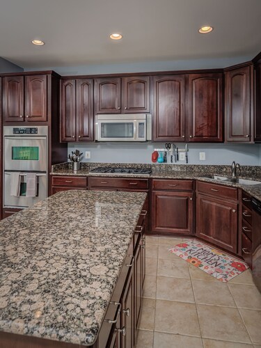 Great Location End unite luxury  3 level townhouse. 2 car Garage,