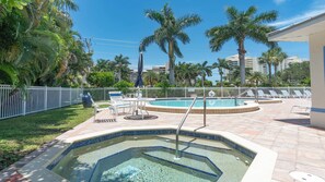 Alberca climatizada y camastros 