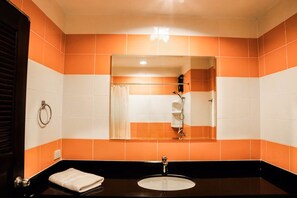 Apartament Deluxe | Bany | Dutxa, articles de tocador gratuïts i tovalloles 