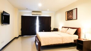 Deluxe King Bed with Balcony | 遮光布/窗簾、免費無線上網、床單