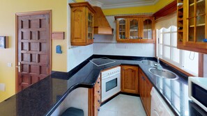 ثلاجة، ميكروويف، فرن، محمصة خبز