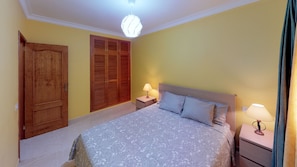 2 chambres, fer et planche à repasser, accès Internet, draps fournis