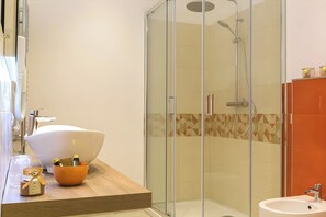 Een douche, een haardroger, handdoeken, zeep