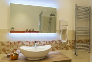 Regadera, secadora de cabello, toallas, jabón 