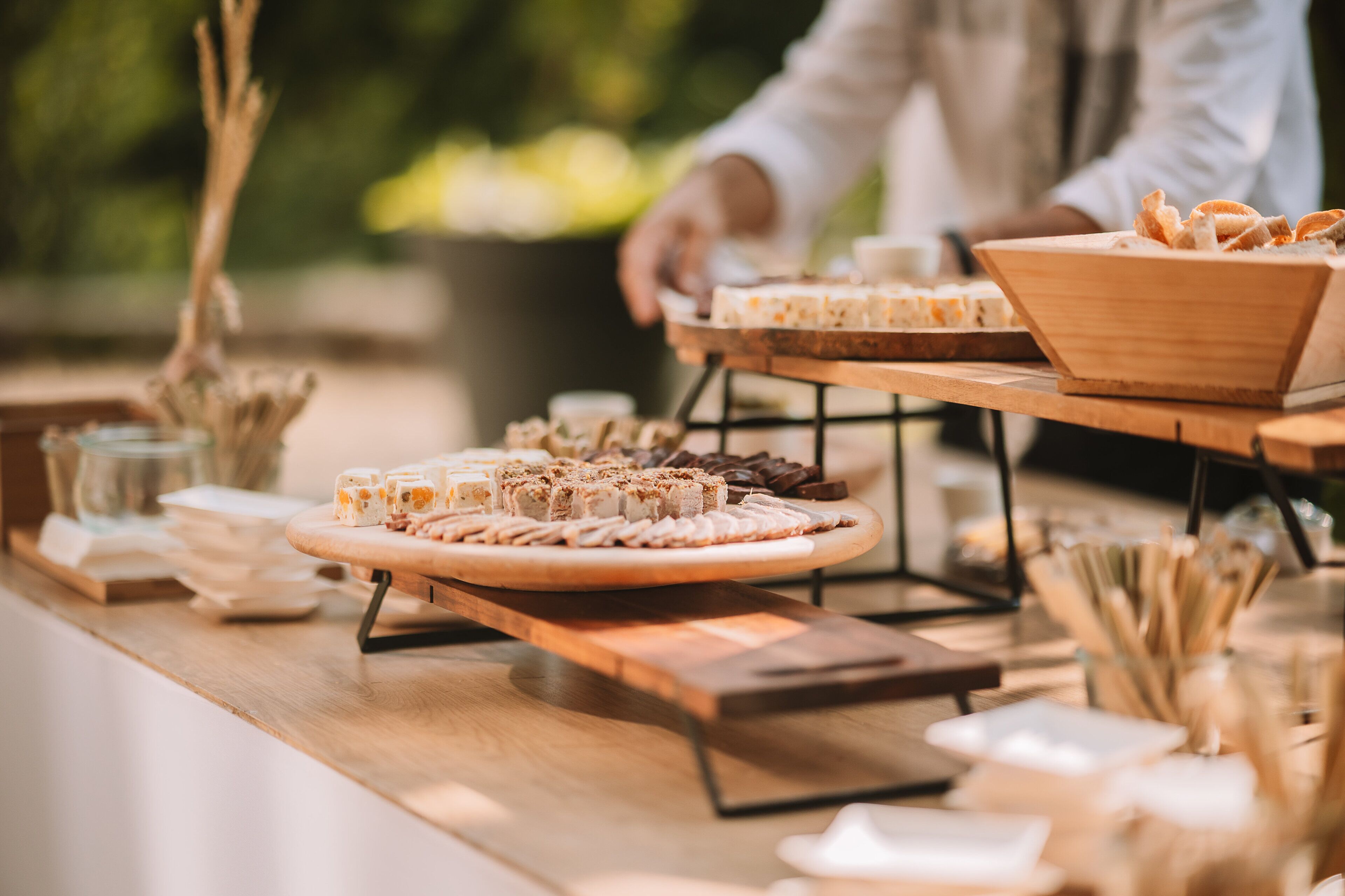 Ein reichhaltiges Buffet mit verschiedenen Speisen und einer Person, die bedient.