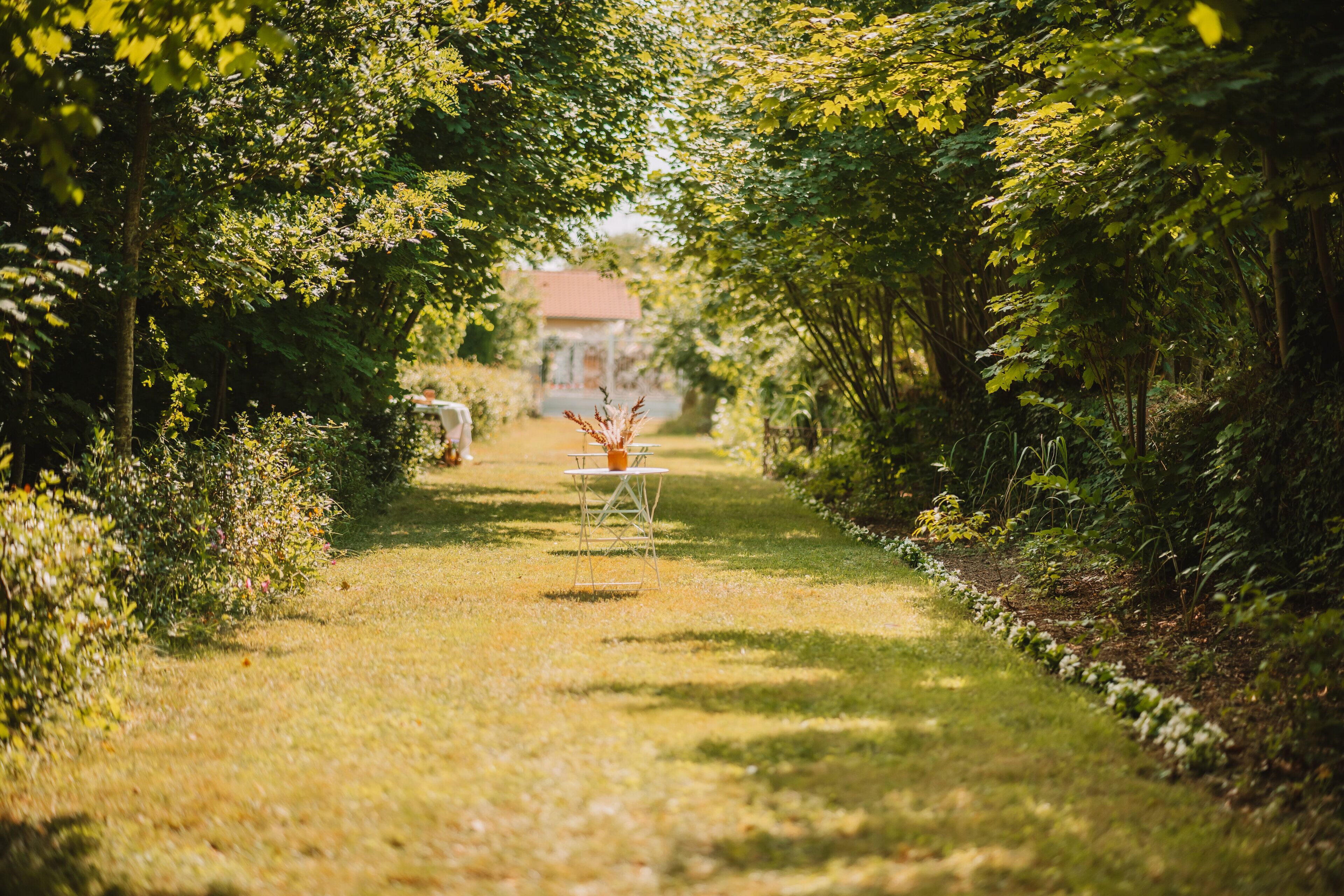 Un sendero que lleva a un pabellón en un jardín.