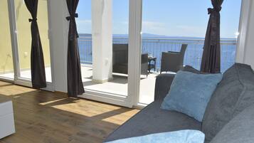 Appartement (A2) | Woonkamer | Televisie