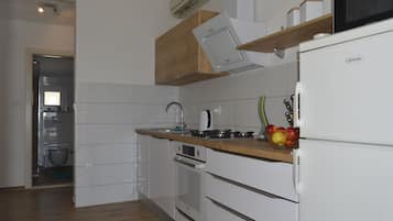 Appartement (A2) | Cuisine privée | Micro-ondes, lave-vaisselle