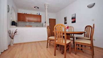 Private kitchen | Fridge, oven, stovetop, dishwasher