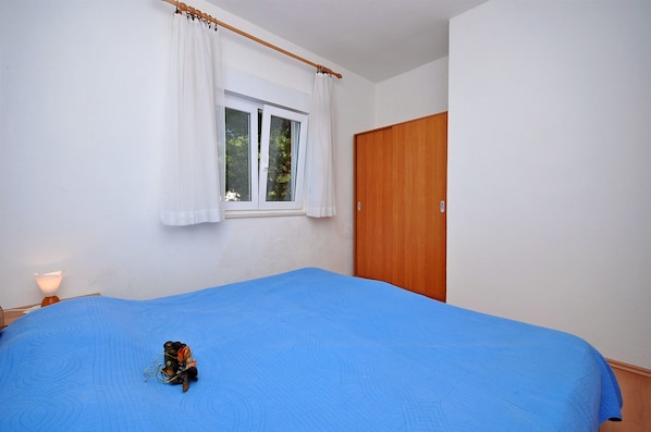 Iron/ironing board, free WiFi, bed sheets