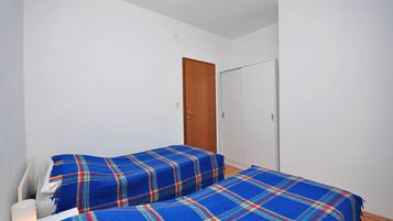 Iron/ironing board, free WiFi, bed sheets