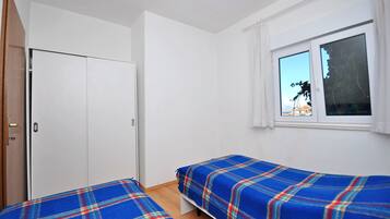 Iron/ironing board, free WiFi, bed sheets