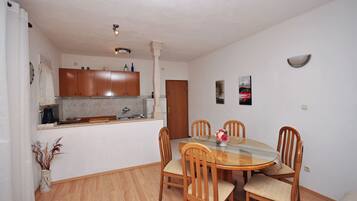 Private kitchen | Fridge, oven, stovetop, dishwasher