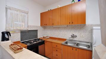 Private kitchen | Fridge, oven, stovetop, dishwasher