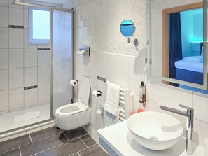Comfort kamer, 1 twee- of 2 eenpersoonsbedden | Badkamer | Een douche, een haardroger, handdoeken, zeep