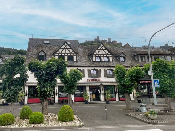 Un hotel de estilo arquitectónico europeo tradicional, con una entrada destacada y un letrero.