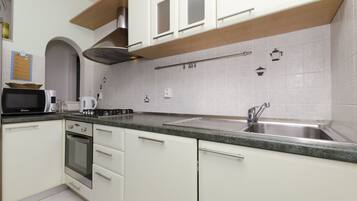 Private kitchen | Fridge, microwave, oven, stovetop
