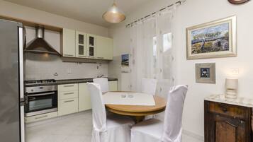 Private kitchen | Fridge, microwave, oven, stovetop