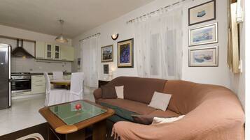 Living room | TV, DVD player