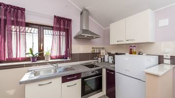 Private kitchen | Fridge, oven, stovetop, espresso maker