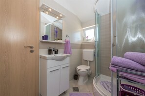 Salle de bain | Douche, sèche-cheveux