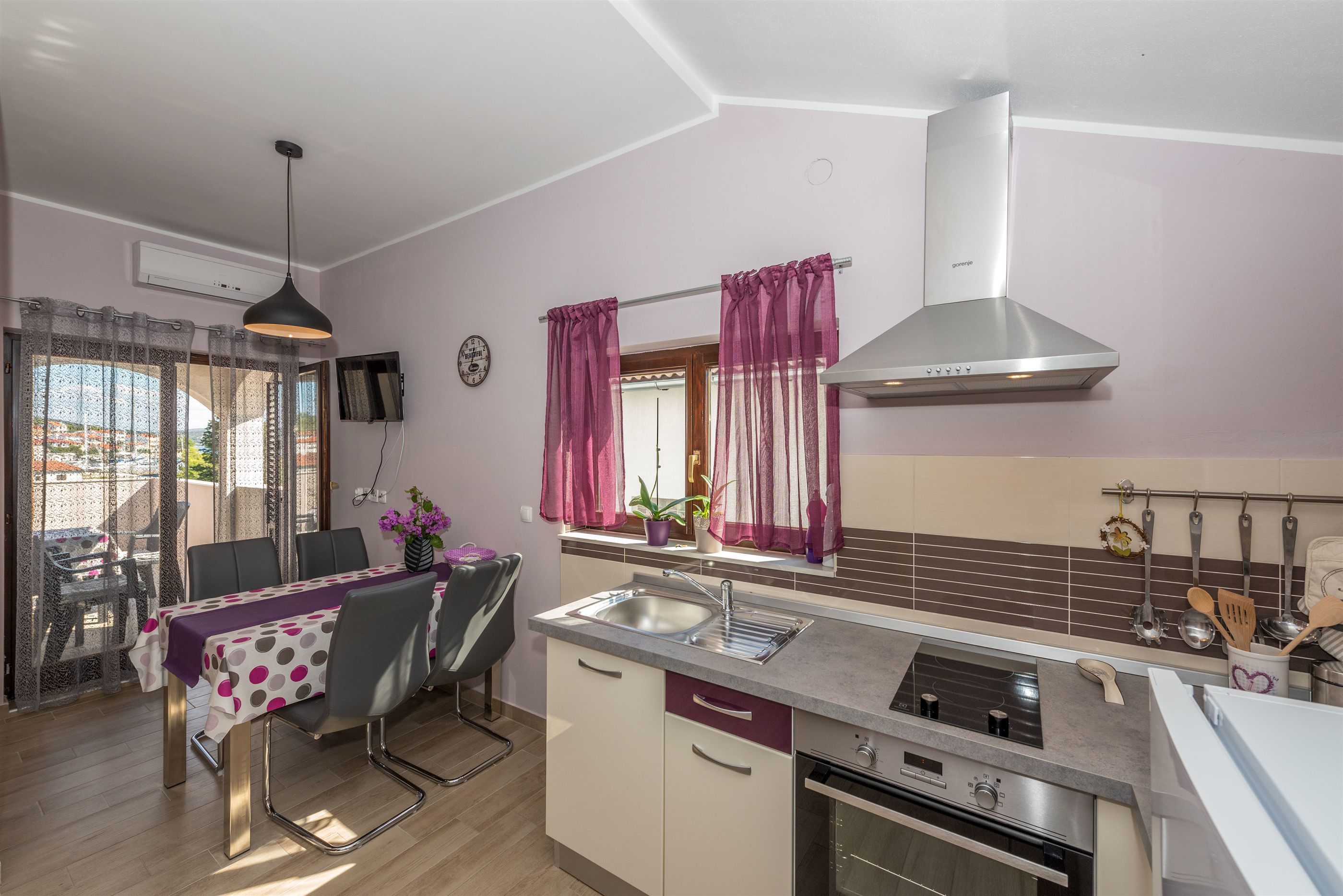 Private kitchen | Fridge, oven, stovetop, espresso maker