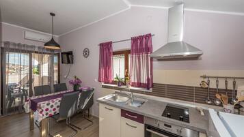 Private kitchen | Fridge, oven, stovetop, espresso maker