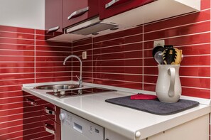 Apartment (A1) | Private kitchen | Fridge, stovetop, dishwasher, espresso maker
