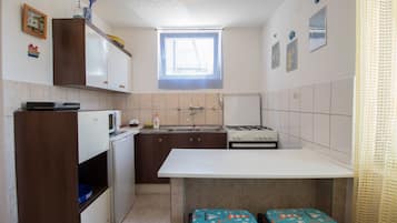 Eget kjøkken | Kjøleskap, mikrobølgeovn, ovn og kokeplater