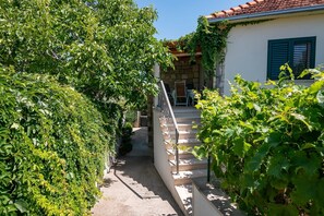 المنطقة المحيطة بالمنشأة