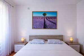 Iron/ironing board, bed sheets