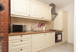 Appartement (A1) | Cuisine privée | Réfrigérateur, four à micro-ondes, surface de cuisson, lave-vaisselle