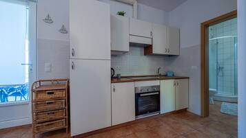 Appartement (A1) | Privékeuken | Een koelkast, een oven, een kookplaat, een waterkoker