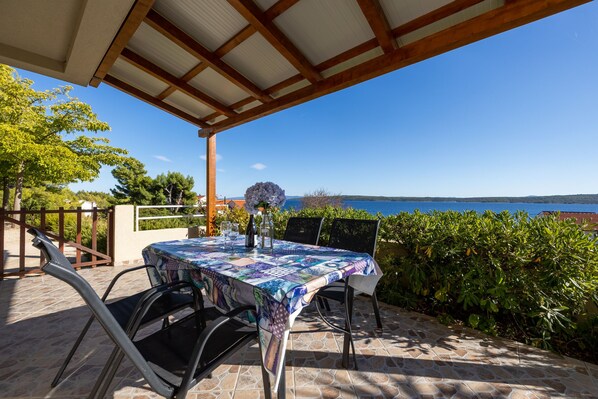 Apartment (A2) | Terrace/patio - Apartments Ena (Jelsa)