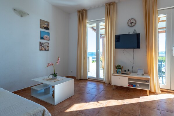 Apartment (A2) | Living room | TV - Apartments Ena (Jelsa)