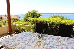 Apartment (A2) | Outdoor dining - Apartments Ena (Jelsa)