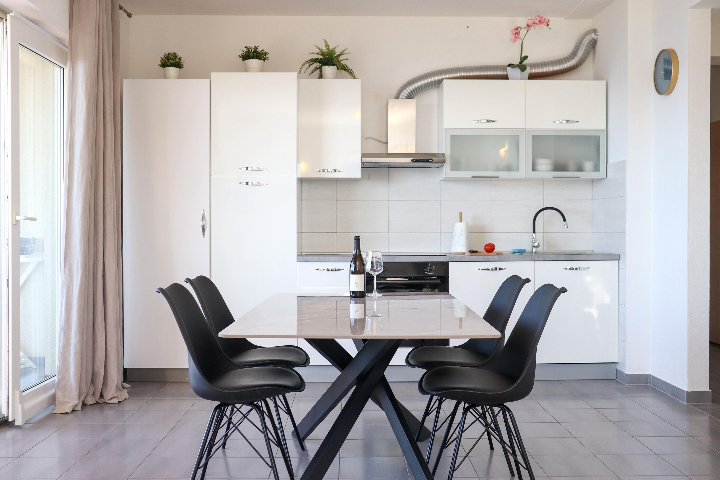 Apartment (A3) | Private kitchen | Fridge, oven, stovetop, electric kettle