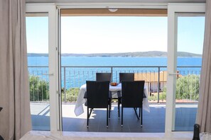 Apartment (A3) | Outdoor dining - Apartments Ena (Jelsa)