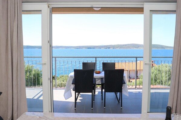 Apartment (A3) | Outdoor dining - Apartments Ena (Jelsa)