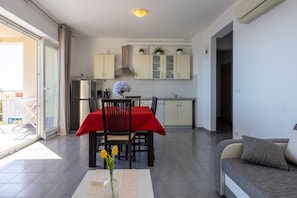 Appartement (A3) | Cuisine privée | Réfrigérateur, four, plaque de cuisson, bouilloire électrique