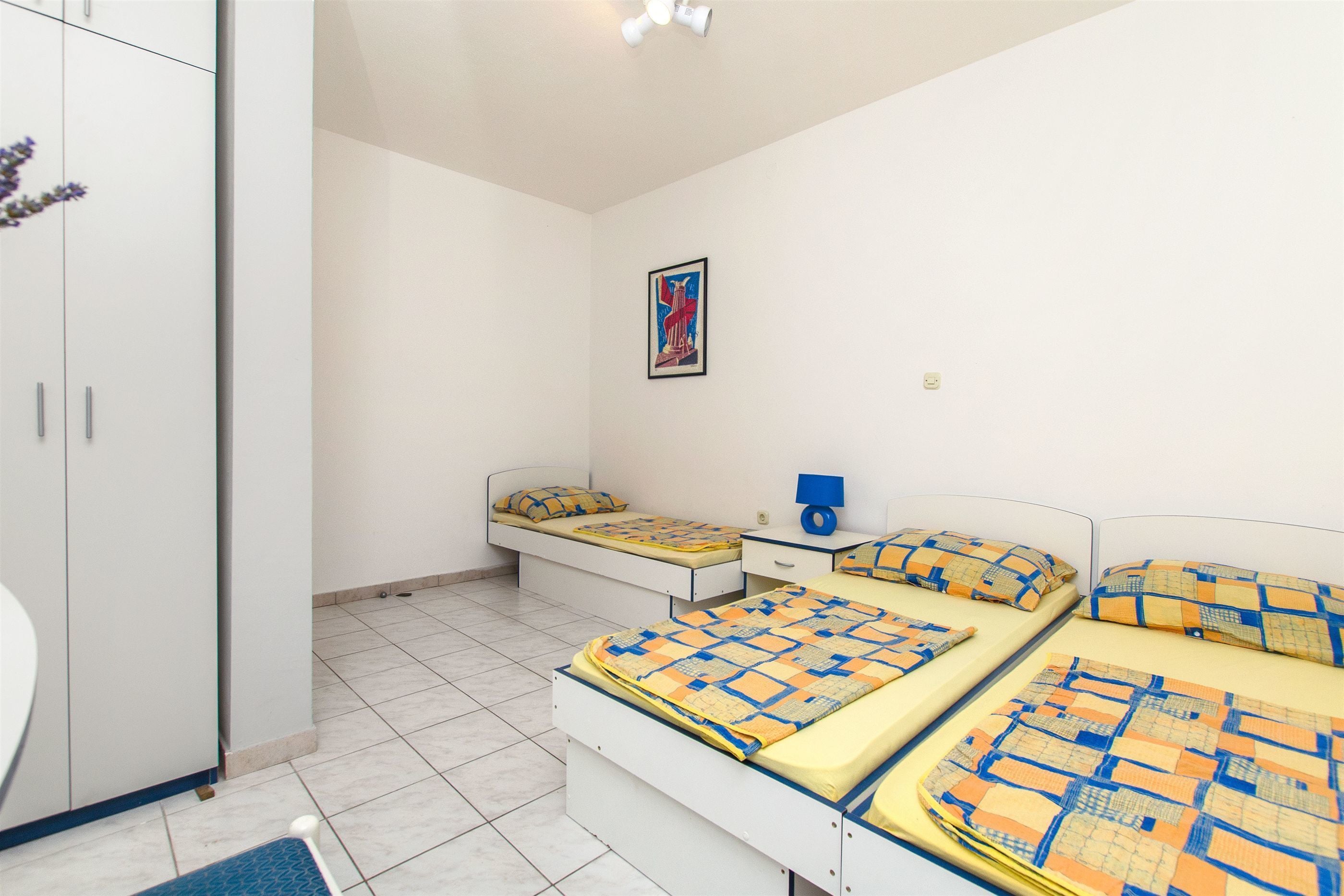 Iron/ironing board, bed sheets