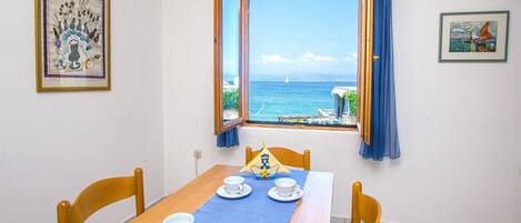 Cocina privada | Refrigerador, microondas, parrilla de estufa y cafetera y tetera